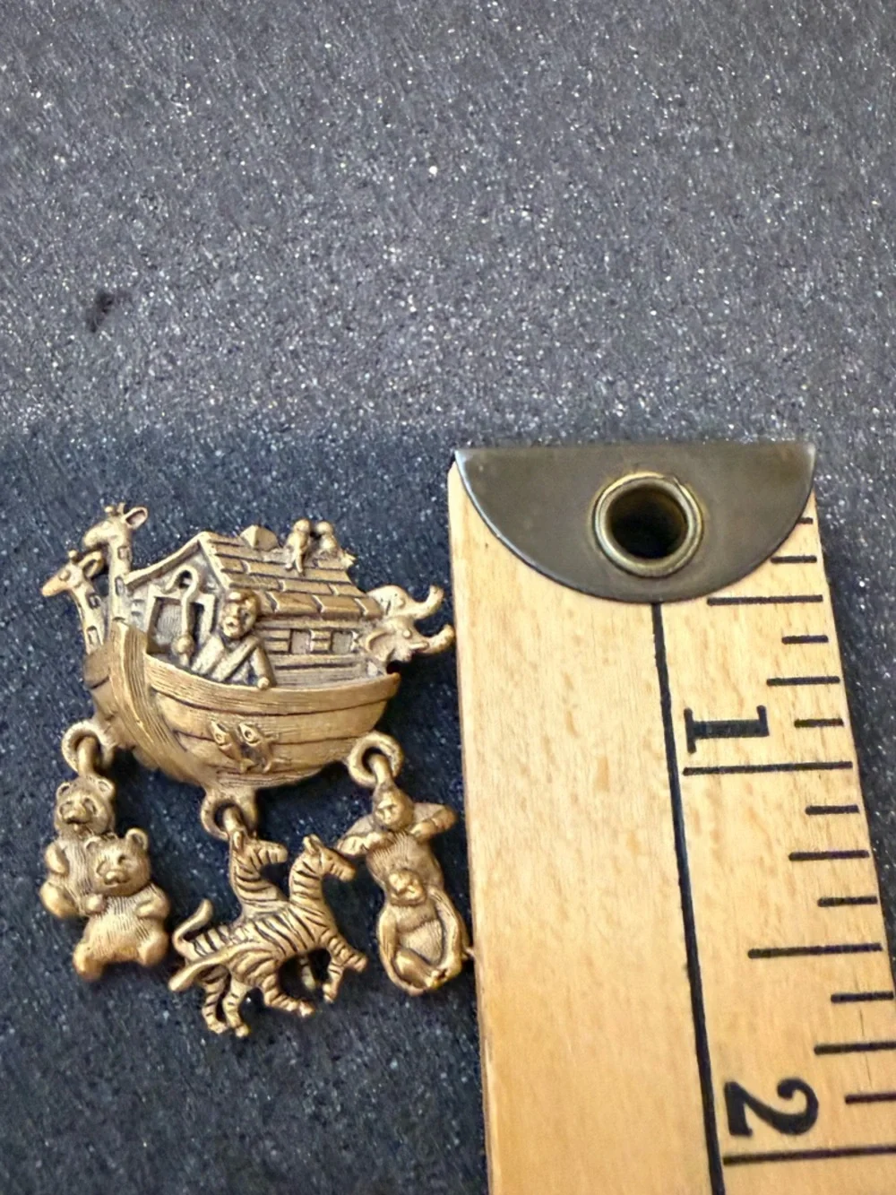 Vintage Avon Gold‎ tone Noah's ark boat animals brooch pin 1 1/8